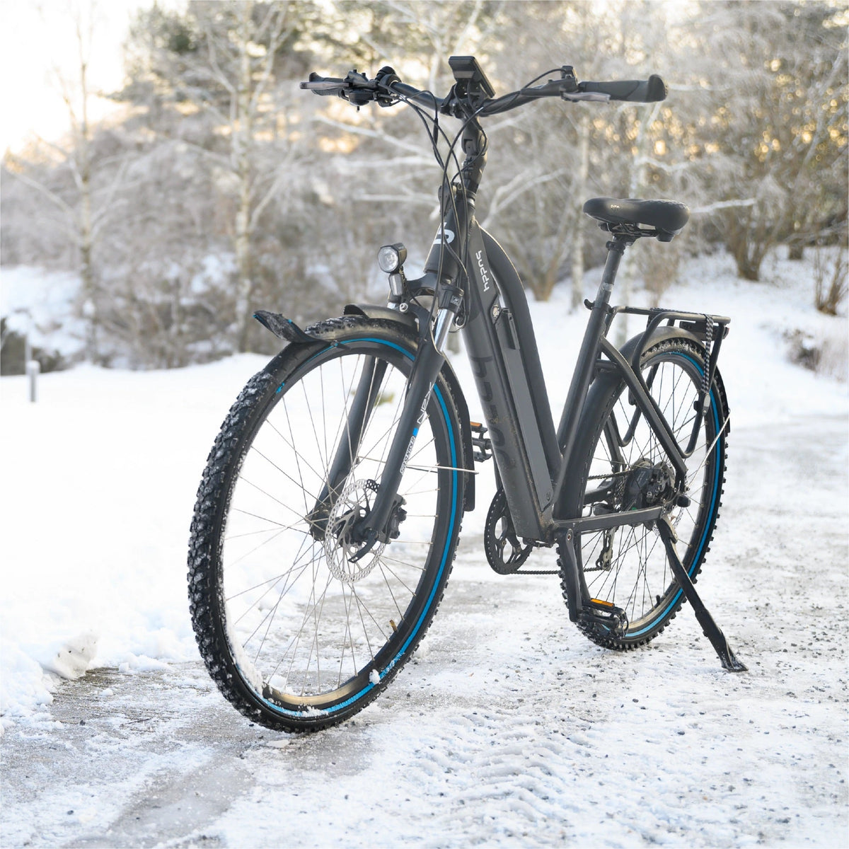 Elsykkel med piggdekk i snø